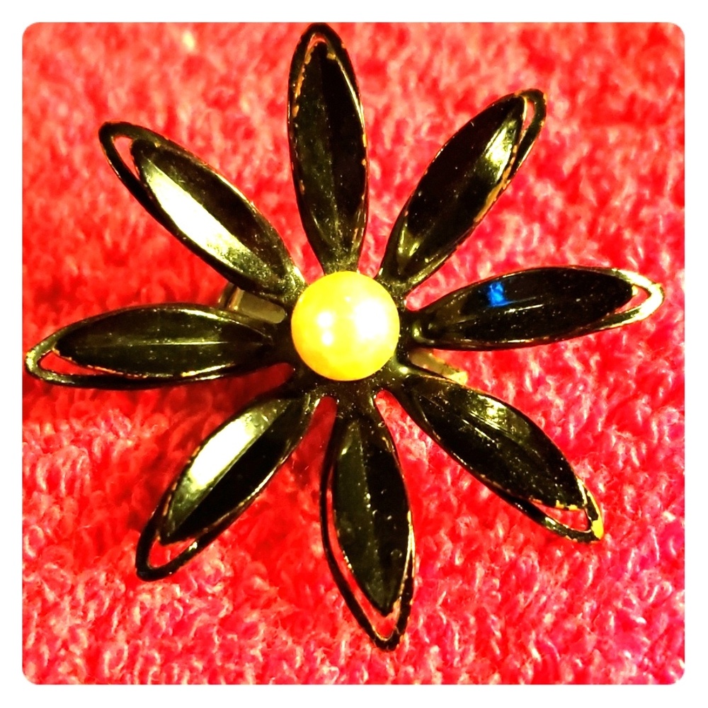 Vint black metal & faux pearl flower brooch